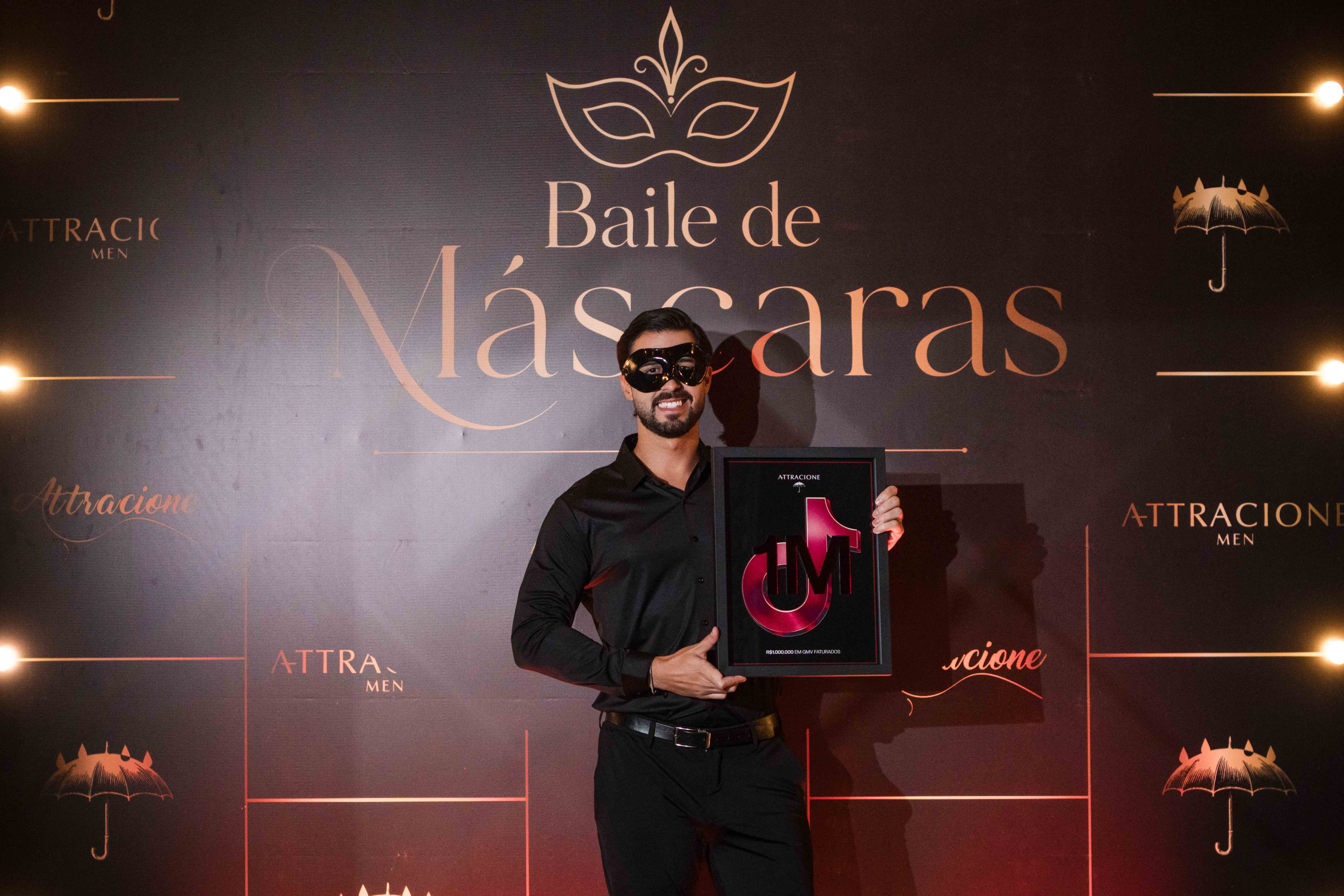 Creator premiado com placa 1M no Baile de Máscaras Attracione