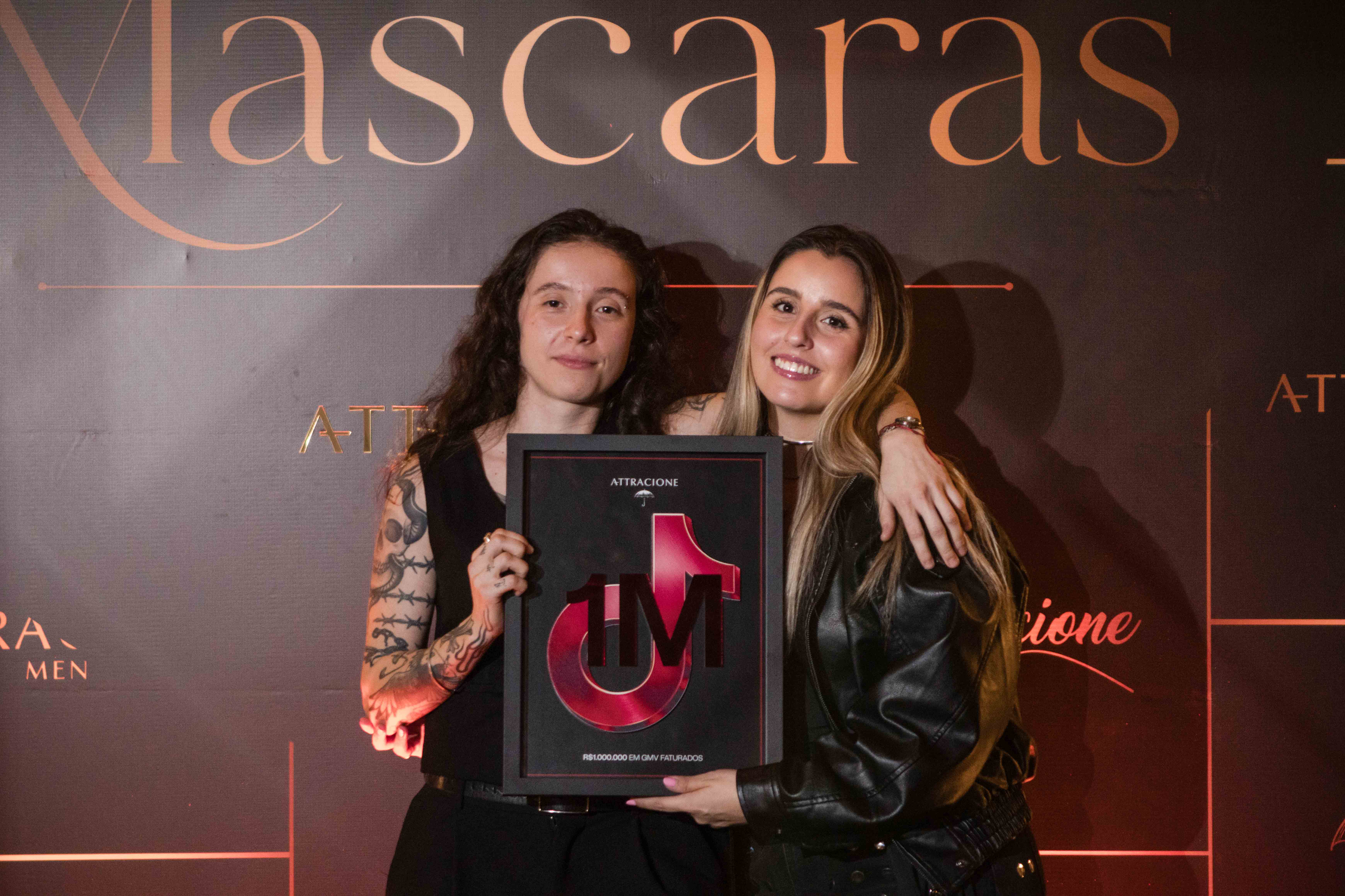 Creators premiadas com placa 1M no Baile de Máscaras Attracione