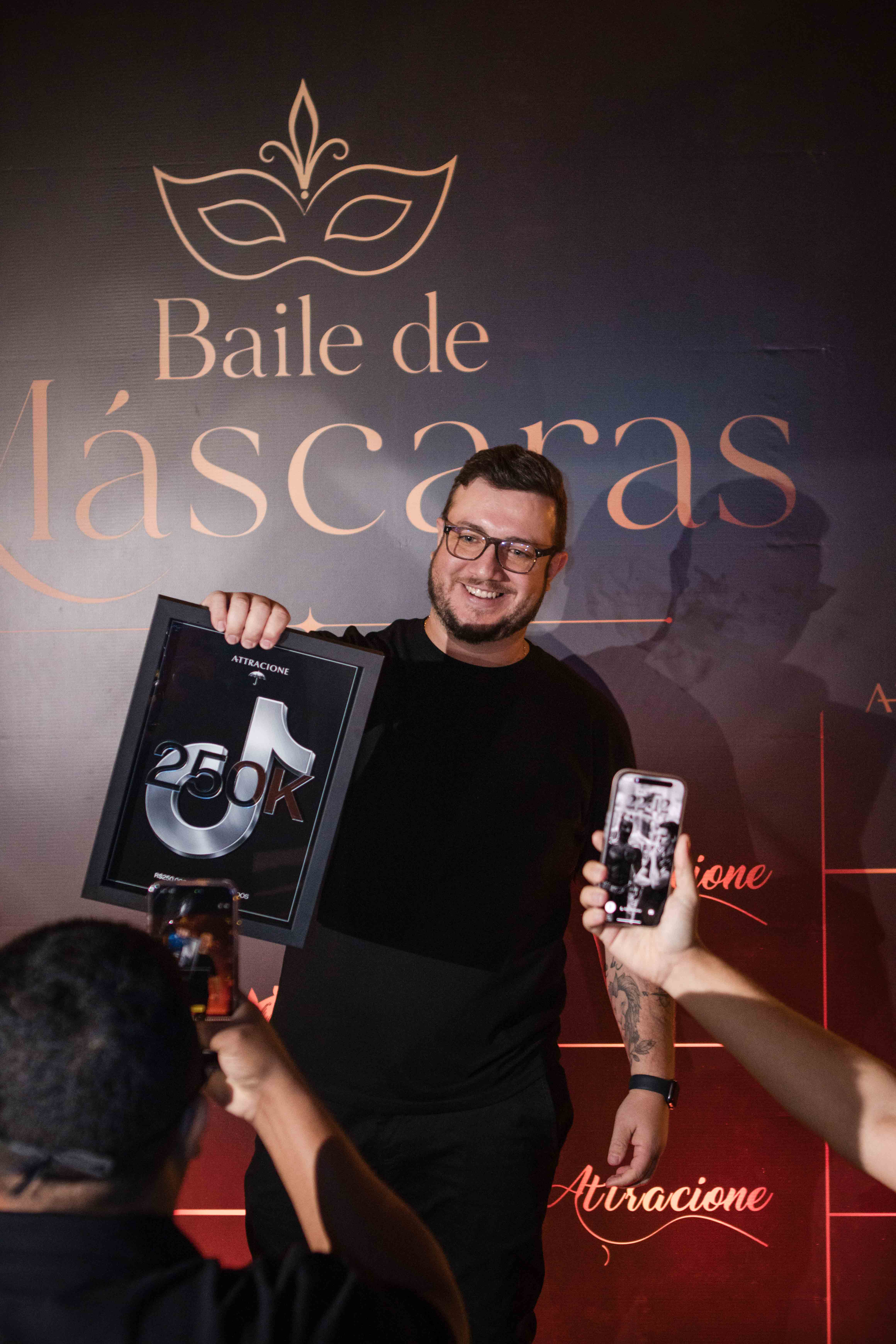 Creator premiado com placa 250K no Baile de Máscaras Attracione