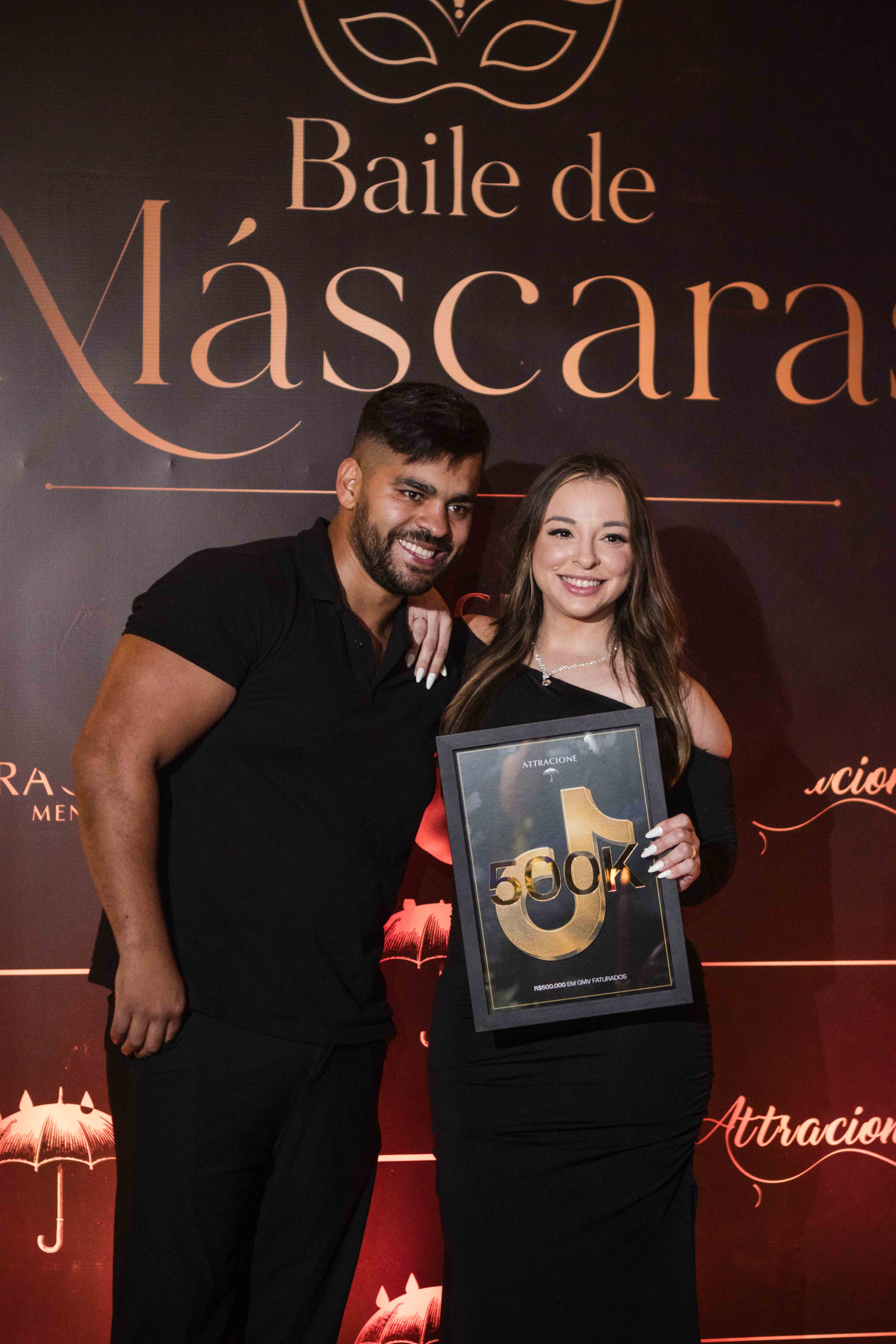 Casal de creators premiados com placa 500K no Baile de Máscaras Attracione